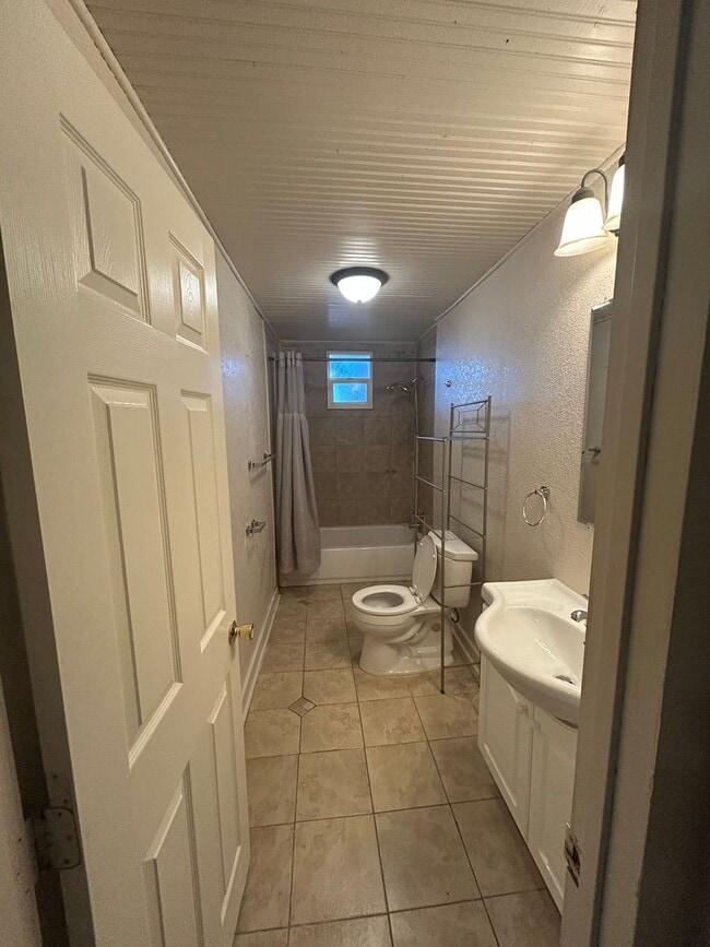 Building Photo - 402 W Mercury St