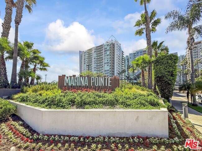 Building Photo - 13600 Marina Pointe Dr