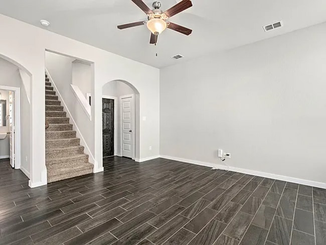 Building Photo - Creekside Curve