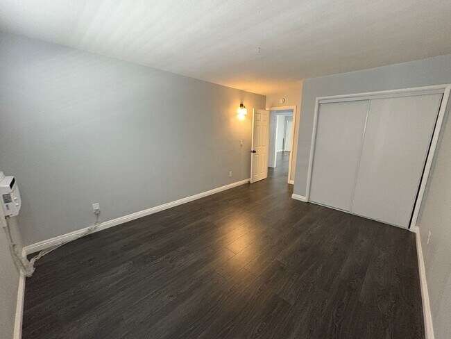 Building Photo - Tri-plex 2 bedroom 1 bathroom apartment of...