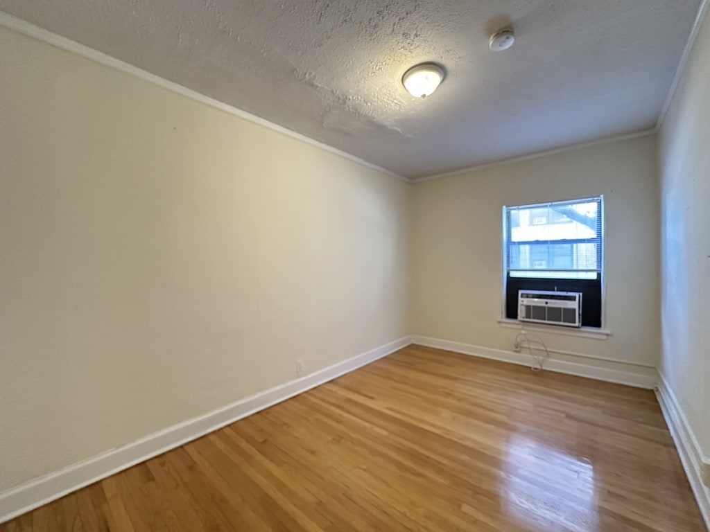 Building Photo - 566 W Arlington Pl