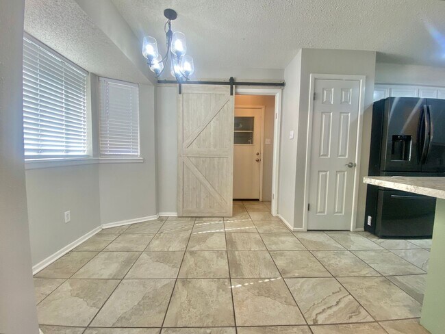 Building Photo - Great 3 bed 2 bath near West Loop 289 and 4th street