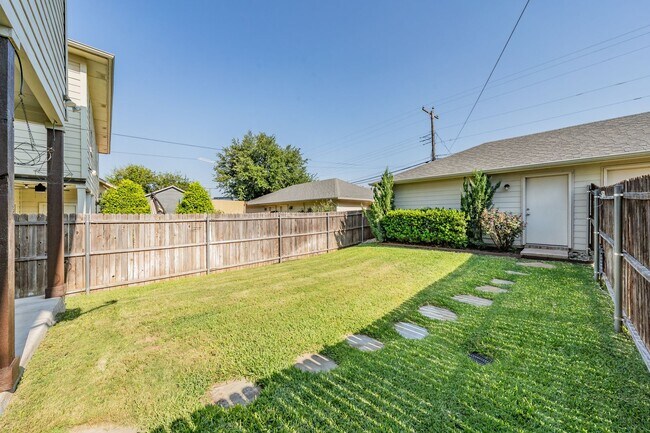 Building Photo - Charming 3-Bedroom, 2-Bathroom Townhome – ...