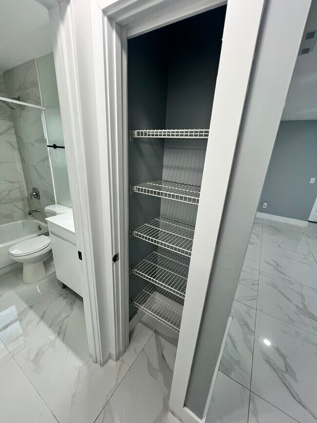 Building Photo - NEWLY RENOVATED 3 BEDROOM 2 BATH HOME- TIL...