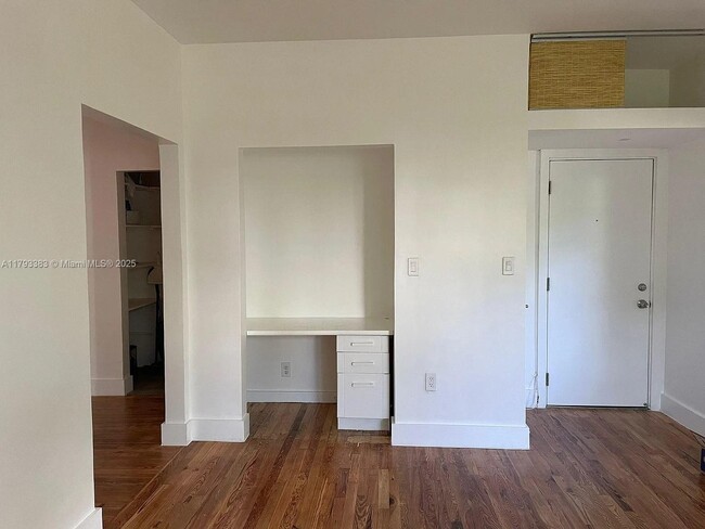 Building Photo - 727 14th Pl