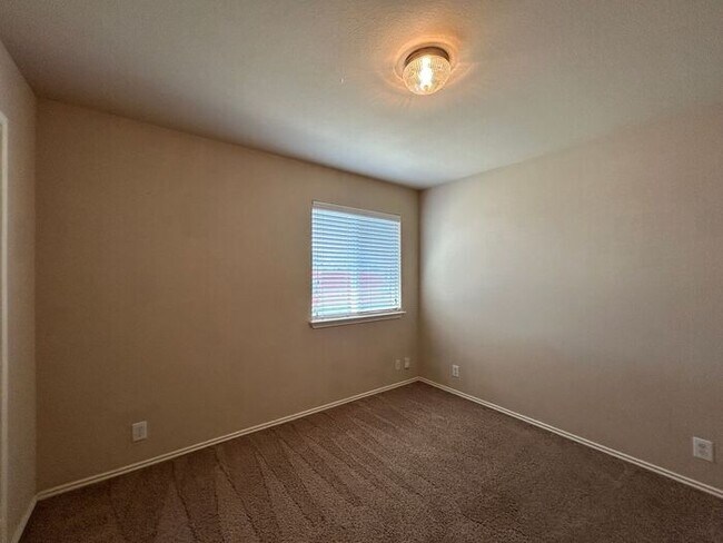 Building Photo - Spacious 3-Bedroom Home in a Convenient Lo...