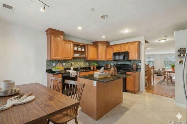 Building Photo - 10 Bridge Ln