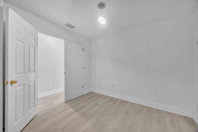 Building Photo - 2 Bedroom and 2.5 Bathroom Townhouse