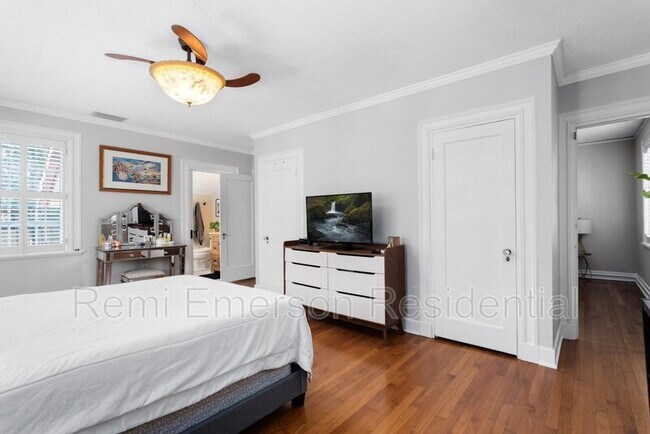 Building Photo - 732 Edgewater Dr