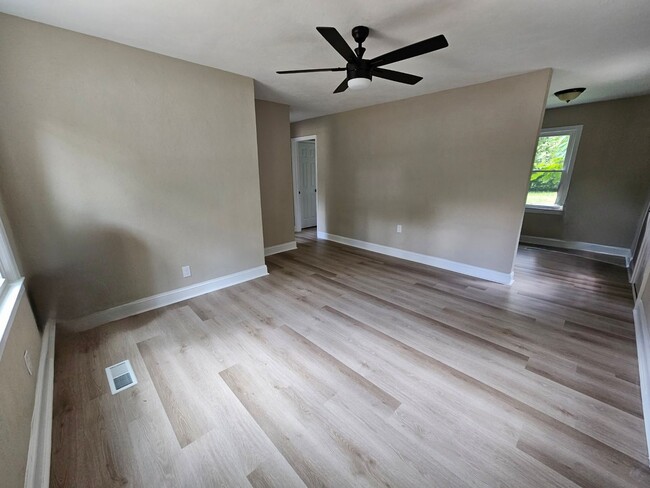 Building Photo - Nice three bedroom one bath