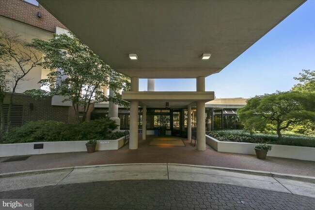 Building Photo - 1600 N Oak St
