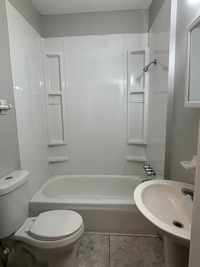 Building Photo - Charming 3BR/1BA Home with Modern Updates ...