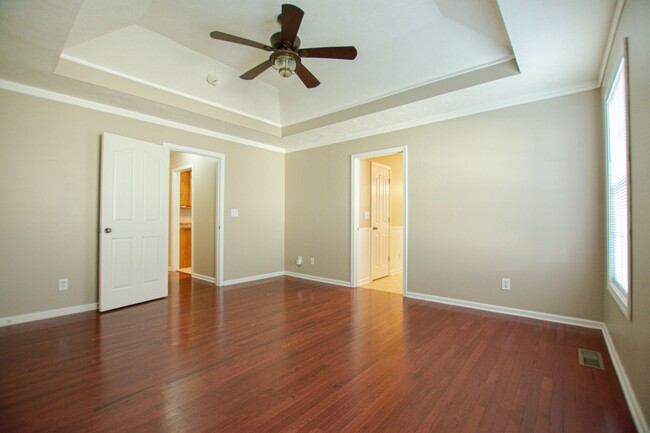 Building Photo - Pet Friendly Three Bedroom with Bonus in S...