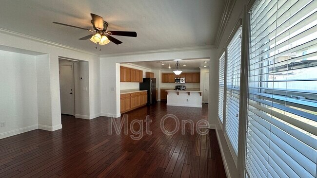 Building Photo - 564 Botan St