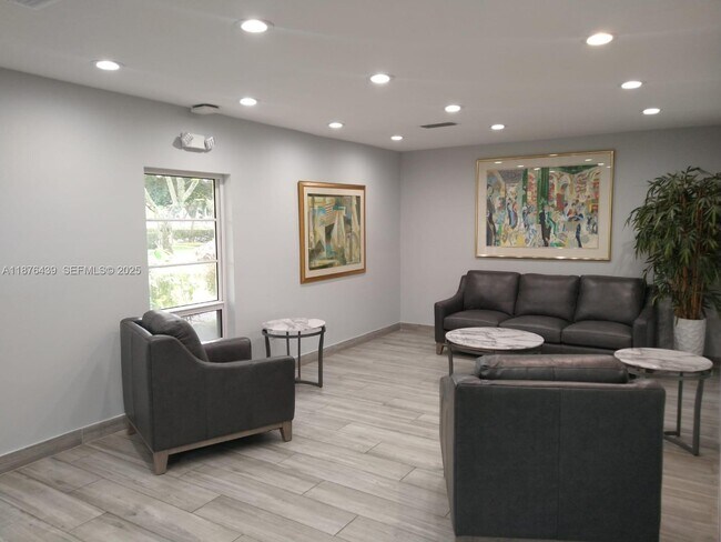 Building Photo - 3510 Oaks Way