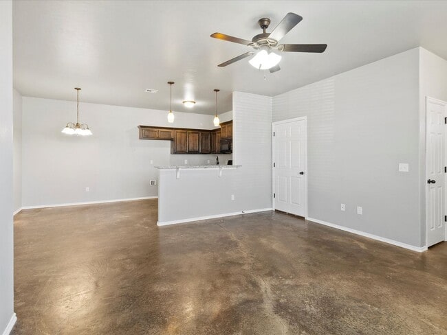 Building Photo - 3br 2ba duplex with 2 car garage!