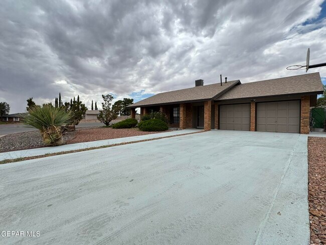 Building Photo - 701 Espolon Dr