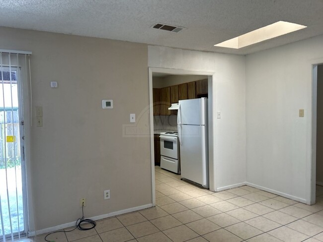 Building Photo - 2110 Hinkle Ave