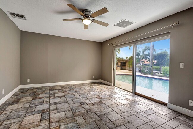 Building Photo - 1402 Cormorant Rd