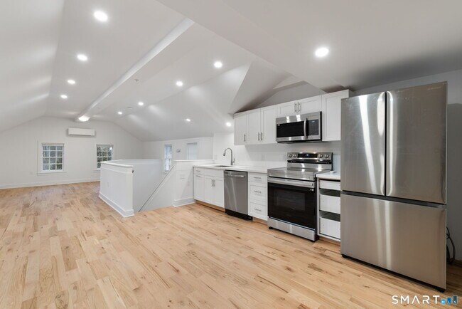 Building Photo - 523 Danbury Rd