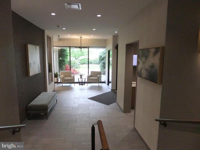 Building Photo - 1650 Oakwood Dr