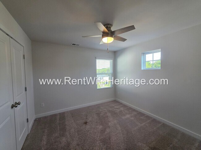 Building Photo - 8650 Paradise Dr