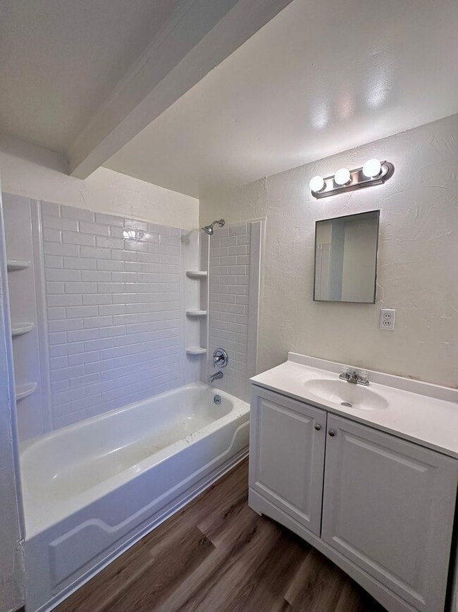 Building Photo - Charming Two Bedroom