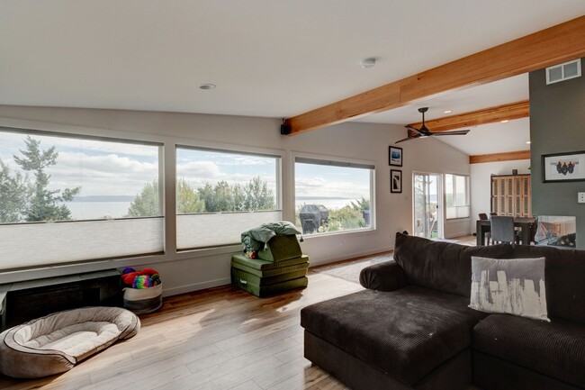 Building Photo - 3 Bedroom 2 Bath Home with a Wonderful View