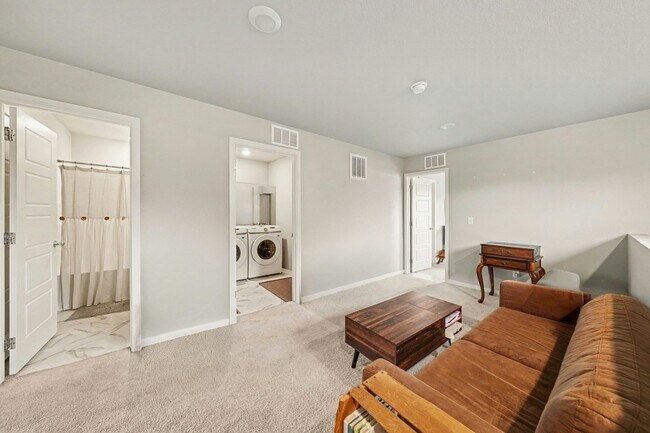 Building Photo - 305 Oriole Wy