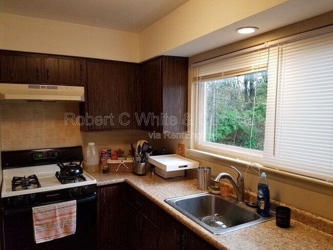 Building Photo - 35 Glenview Dr