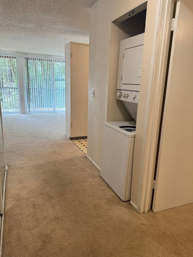 Building Photo - Refreshed Rental Rate One-Bedroom Condo Lo...