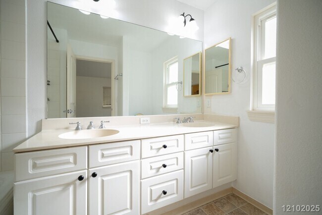 Building Photo - $3500 l 3 Bed / 2 Bath / 2 Parking IN SEA COUNTRY W 12 SOLAR PANELS