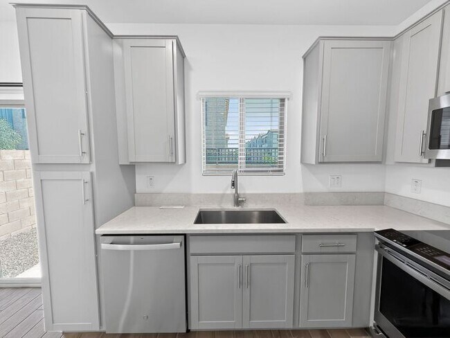 Building Photo - Stunning New 3Beds/2.5Bath Townhome in Phoenix, AZ!