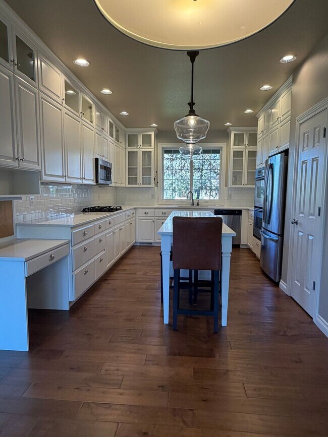 Building Photo - 5 Bedrooms and 2.5 Bathrooms with Views of the Rolling Hills of Corvallis Country Club