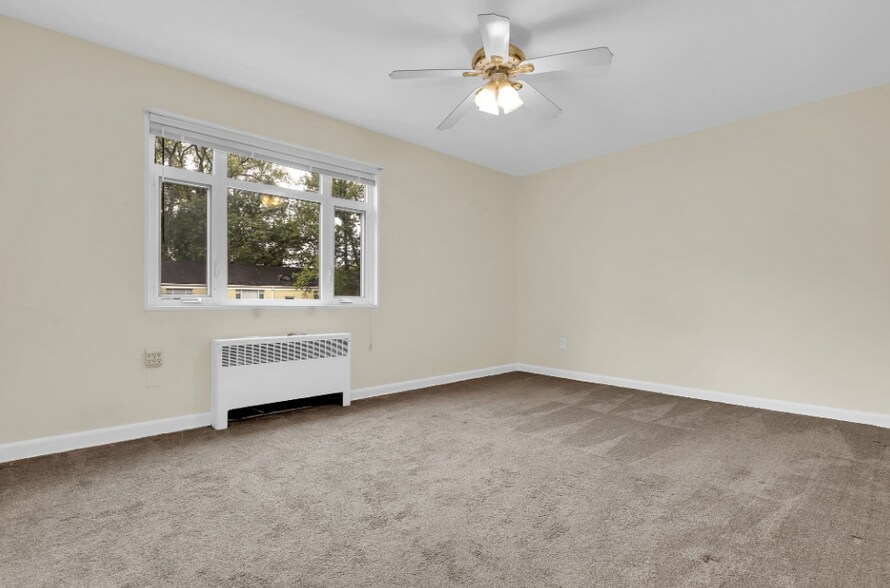 Building Photo - 10411 Montrose Ave