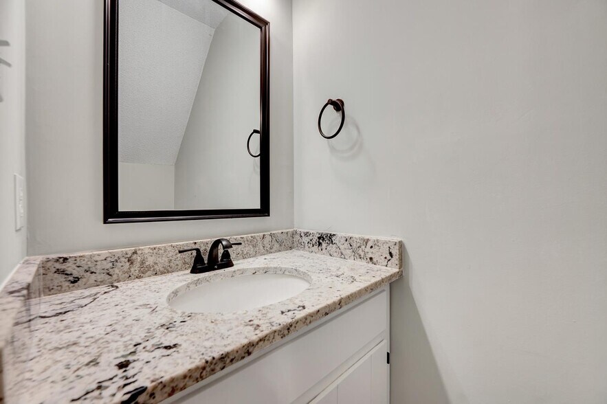 Half bath - 4113 Arckelton Dr