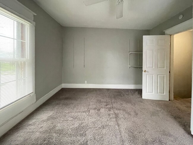 Building Photo - PRELEASING for AUGUST! Close to Campus: Dishwasher and Washer/Dryer Included