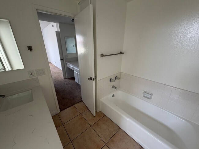 Building Photo - 2 BEDROOM CONDO UNIT IN THE WEST LA AREA 646 481 4404