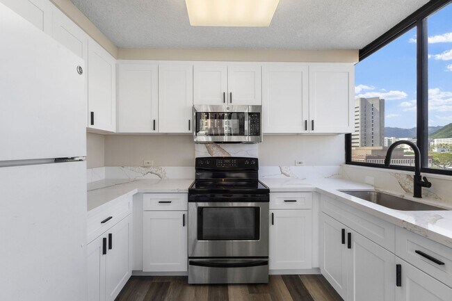 Building Photo - Downtown Honolulu Gem | Ocean, Mountain & City Views | Updated 2BD/2BA