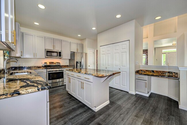 Building Photo - Mountlake Terrace Two Story Home