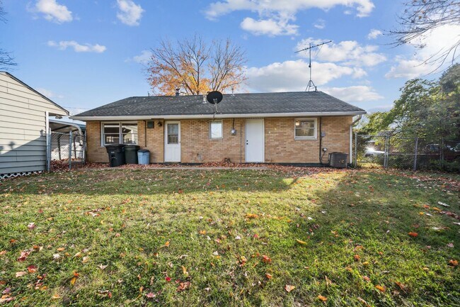 Building Photo - Summerside Ohio- 3 bed, 1 bath, Fenced Yard & Car Port