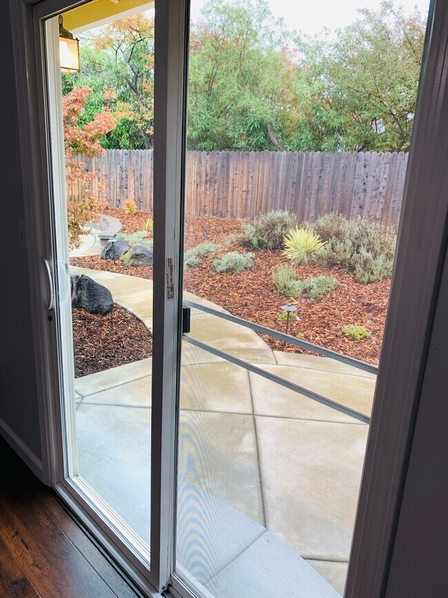 Building Photo - 920 Linwood St