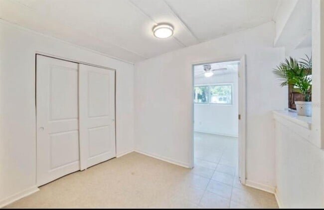 Building Photo - 7313 Royal Palm Dr