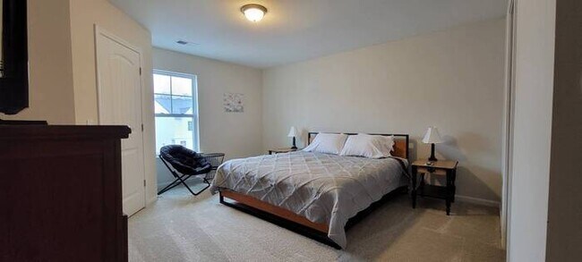 Building Photo - Furnished rental