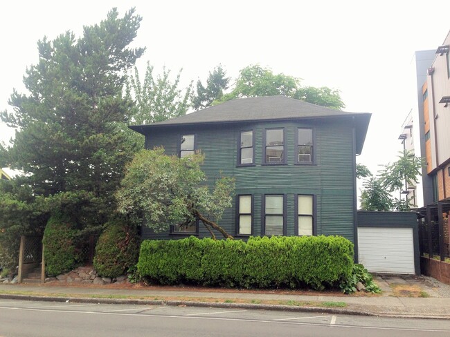 Building Photo - 1122 E Denny Way