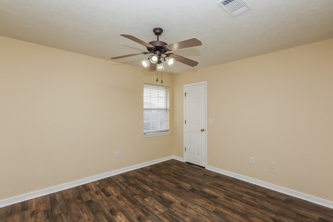 Building Photo - 549 Oak Ridge Way