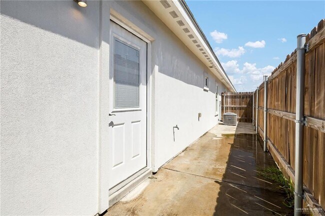 Building Photo - 4709 Magnolia Ave