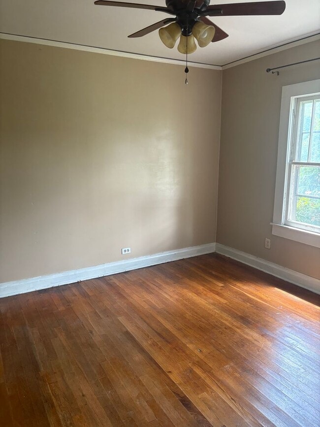 Building Photo - 2 bed 1 bath cottage available now!!