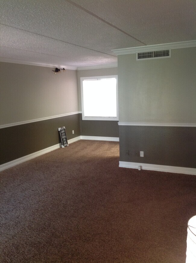 Dinning area - 2366 E Mall Dr