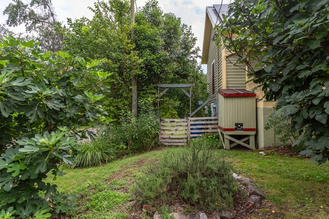 Building Photo - 510 Oakwood Ave